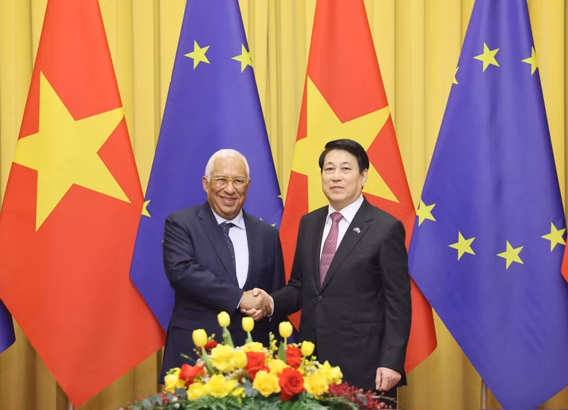 Le président Luong Cuong (droite) et le président du Conseil européen, António Costa. Photo : VNA