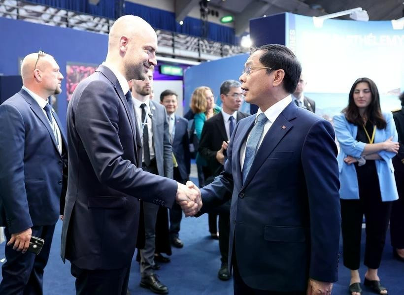 Le vice-Premier ministre et ministre des Affaires étrangères, Bui Thanh Son (droite) et le ministre français de l'Europe et des Affaires étrangères, Jean-Noël Barrot. Photo : VNA