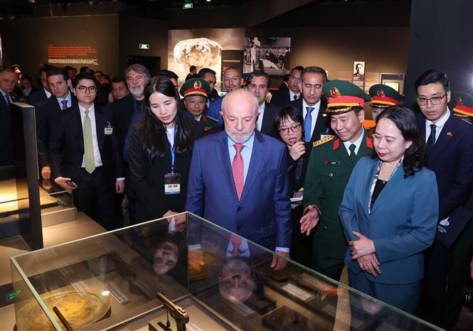 Le président brésilien Luiz Inácio Lula da Silva visite le Musée d'histoire militaire du Vietnam. Photo : VNA