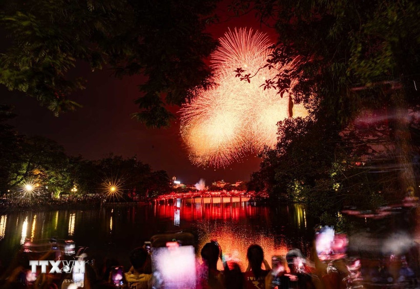 Le soir du 2 septembre, à l’occasion du 80e anniversaire de la Fête nationale, Hanoï a vibré dans une atmosphère festive avec de nombreux spectacles artistiques spéciaux et des feux d’artifice. Photo : VNA