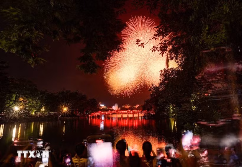 Le soir du 2 septembre, à l’occasion du 80e anniversaire de la Fête nationale, Hanoï a vibré dans une atmosphère festive avec de nombreux spectacles artistiques spéciaux et des feux d’artifice. Photo : VNA