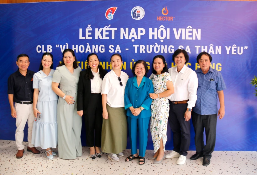 L'ancien vice-président Truong My Hoa prend une photo souvenir avec des dirigeants de la société par actions Lavite. Photo : VNA