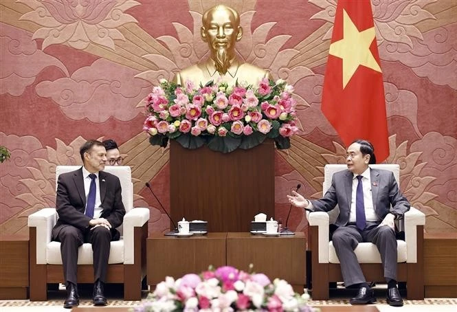 Le président de l'Assemblée nationale Tran Thanh Man (droite) reçoit à Hanoï l'ambassadeur d'Australie, Andrew Goledzinowski. Photo : VNA