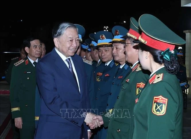 Le secrétaire général du Parti To Lam visite et formule les meilleures du Têt aux unités de Police et militaire. Photo : VNA