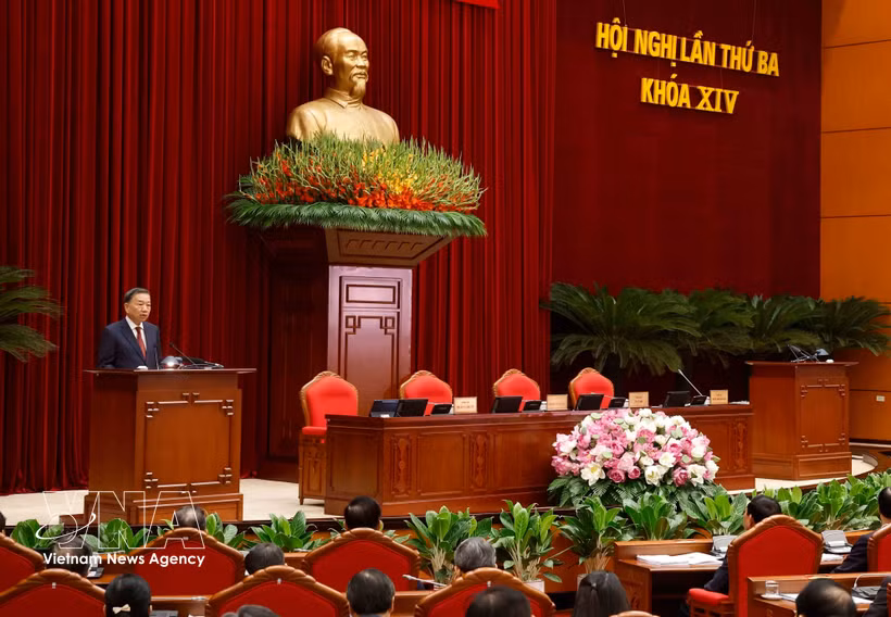 La secrétaire général du Parti communiste du Vietnam et président To Lam prend la parole lors de la séance de clôture du trosième Plénum du Parti. Photo : VNA