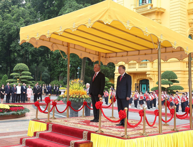 Le Secrétaire général To Lam et le Premier secrétaire et président cubain Miguel Díaz-Canel Bermúdez à la tribune, écoutant la fanfare militaire jouer les hymnes nationaux des deux pays. Photo : VNA