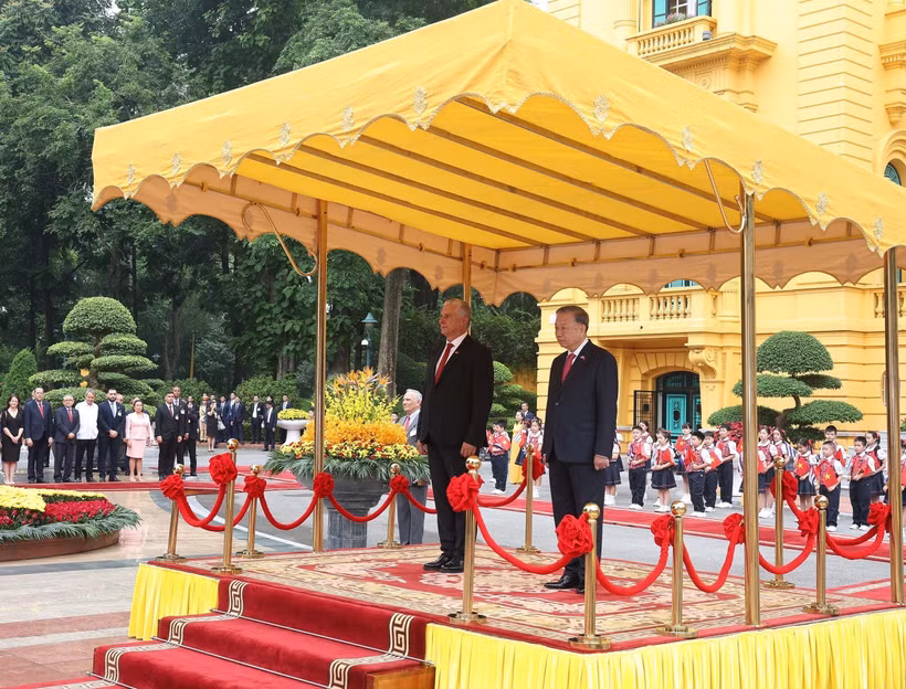 Le Secrétaire général To Lam et le Premier secrétaire et président cubain Miguel Díaz-Canel Bermúdez à la tribune, écoutant la fanfare militaire jouer les hymnes nationaux des deux pays. Photo : VNA