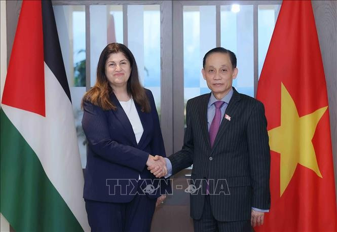 Le ministre des Affaires étrangères Le Hoai Trung et la ministre des Affaires étrangères et des Expatriés de Palestine, Varsen Aghabekian Shahin, en visite officielle au Vietnam. Photo : VNA
