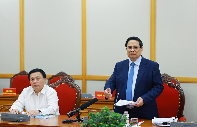 Le groupe de travail n°2 du Bureau politique, dirigé par le Premier ministre Pham Minh Chinh, a tenu le 28 août à Hanoï, une séance de travail avec les Permanence du Parti de la ville de Hai Phong et de la province de Quang Ngai. Photo : VNA