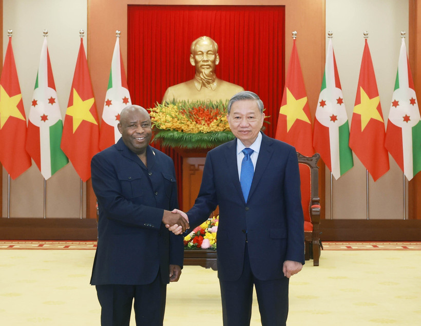 Le secrétaire général du Comité central du PCV To Lam et le président du Burundi Évariste Ndayishimiye. Photo : VNA