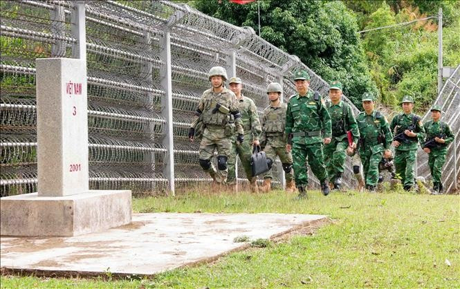 Les gardes-frontières de la province de Diên Biên et celles de la zone Meng Zi (Chine) mènent une patrouille bilatérale. Photo : VNA