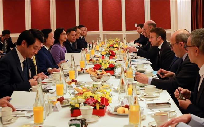 Le petit-déjeuner de travail entre le vice-Premier ministre vietnamien Tran Hong Ha et le président français Emmanuel Macron. Photo : VNA