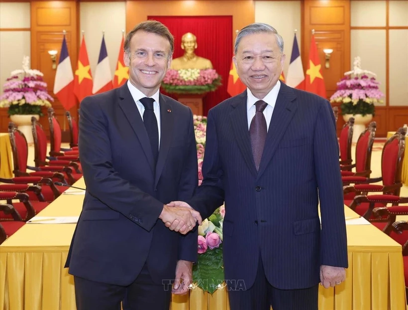 Le secrétaire général du Parti To Lam (droite) et le président français Emmanuel Macron à Hanoï en mai 2025. Photo : VNA