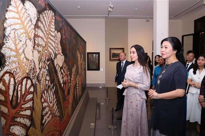 Ngo Phuong Ly présente à Leyla Aliyeva de nombreuses œuvres d'art, reflétant l'identité culturelle et la profondeur historique du peuple vietnamien. Photo : VNA