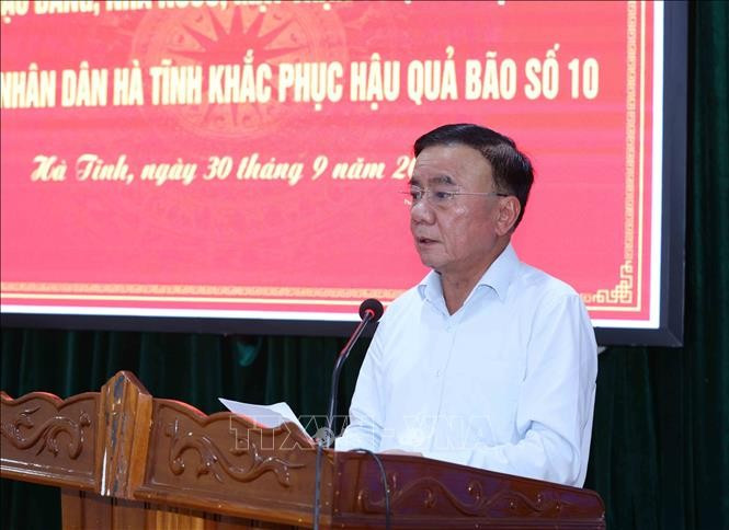 Le permanent du Secrétariat Tran Cam Tu, accompagné d’une délégation du Comité central du Parti à Ha Tinh. Photo : VNA
