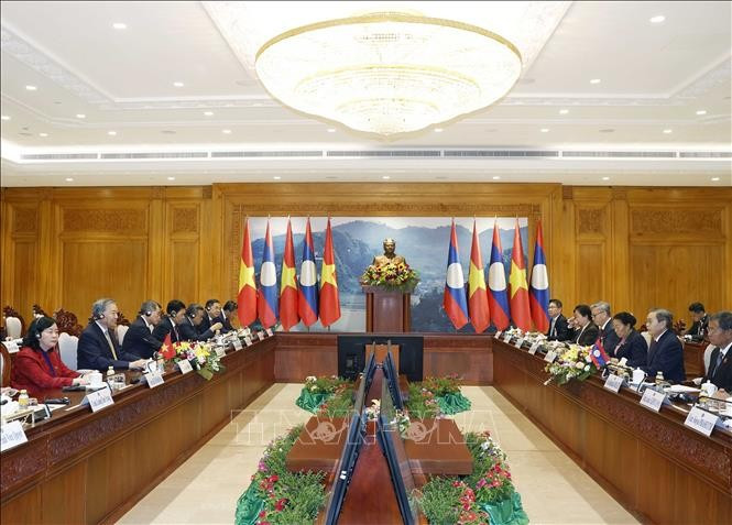 La rencontre entre le secrétaire général du Parti communiste du Vietnam, To Lam, et le président de l’Assemblée nationale lao, Saysomphone Phomvihane. Photo : VNA