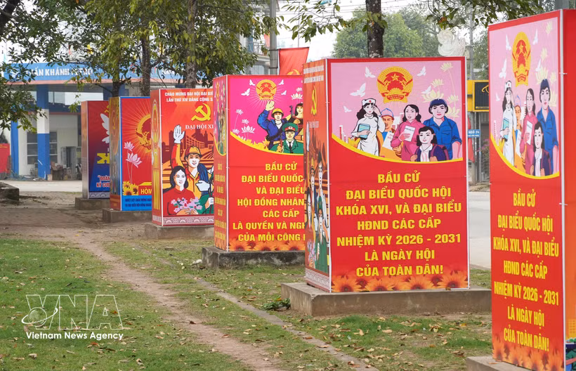 Des panneaux d'affichage de propagande sont installés le long de la route dans la commune de Lac Son (province de Phu Tho). Photo : VNA