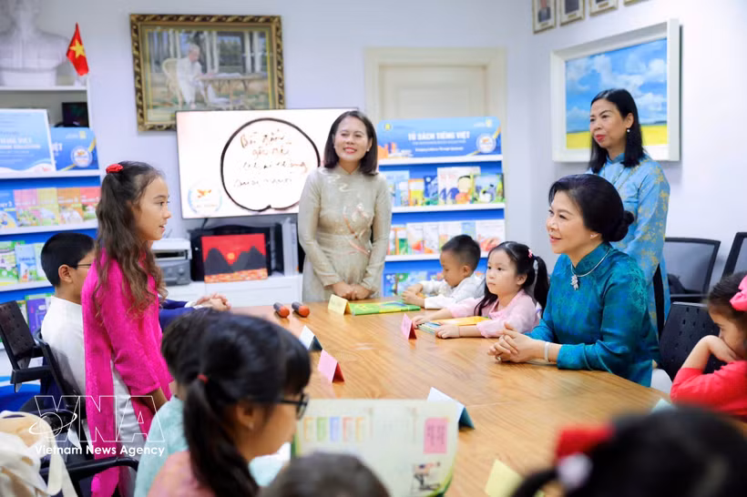 Mme Ngo Phuong Ly se rend visite aux enseignants et aux élèves de la classe de vietnamien Lac Hong. Photo : VNA