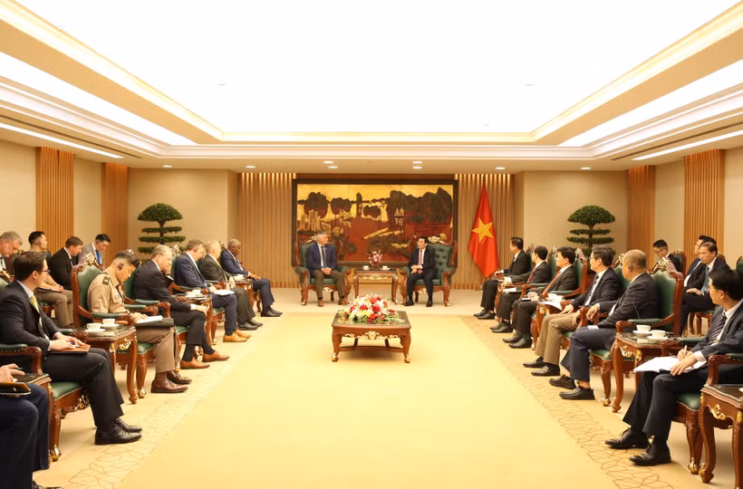La rencontre entre le vice-Premier ministre et ministre vietnamien de la Défense, Phan Van Giang et le représentant Micheal Baumgartner, membre de la Commission des affaires étrangères de la Chambre des représentants des États-Unis. Photo : VNA