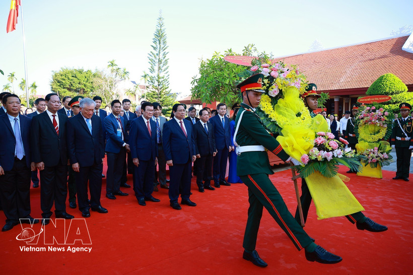 Le Premier ministre Pham Minh Chinh rend hommage au dirigeant historique Pham Van Dong. Photo : VNA