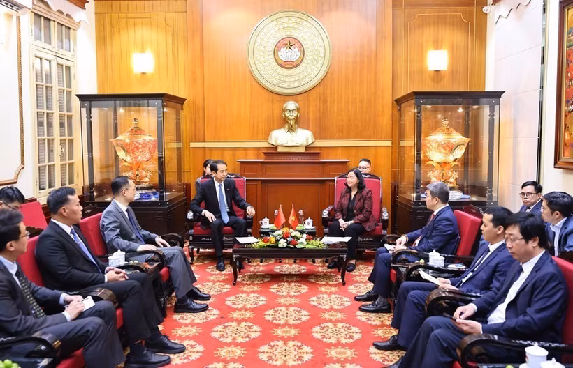 Mme Bui Thi Minh Hoai, présidente du Comité central du Front de la Patrie du Vietnam, reçoit à Hanoï Ha Wei, ambassadeur de Chine au Vietnam. Photo : VNA