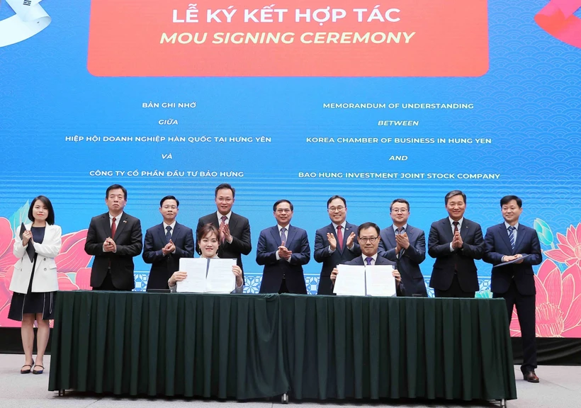 Le vice-Premier ministre et ministre des Affaires étrangères Bui Thanh Son et les délégués assistent à la cérémonie de signature d'un accord de coopération entre l'Association des entreprises sud-coréennes de Hung Yen et la société par actions d'investissement Bao Hung. Photo : VNA