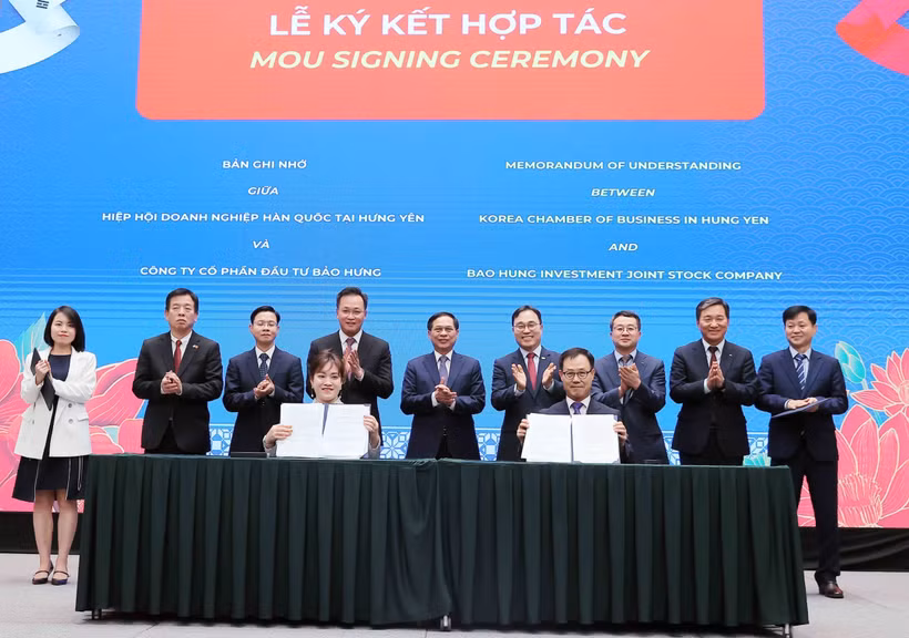 Le vice-Premier ministre et ministre des Affaires étrangères Bui Thanh Son et les délégués assistent à la cérémonie de signature d'un accord de coopération entre l'Association des entreprises sud-coréennes de Hung Yen et la société par actions d'investissement Bao Hung. Photo : VNA