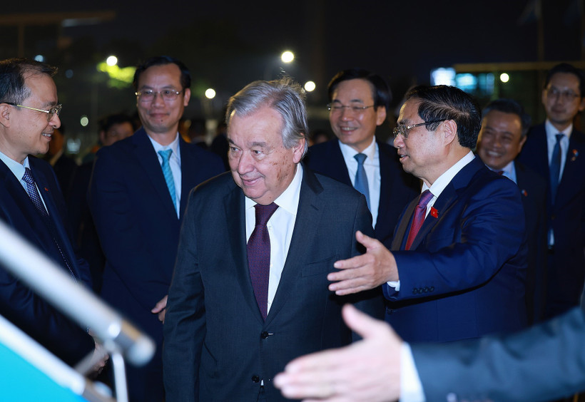 Le Premier ministre Pham Minh Chinh invite le Secrétaire général des Nations Unies, António Guterres, à monter l'avion et à quitter Hanoï pour le 47e Sommet de l'ASEAN en Malaisie. Photo : VNA