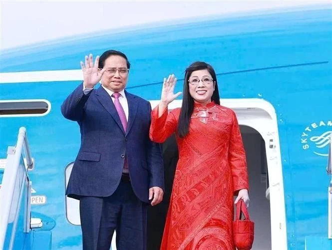 Le Premier ministre Pham Minh Chinh et son épouse ont quitté Hanoï pour un voyage d'affaire en Europe. Photo : VNA