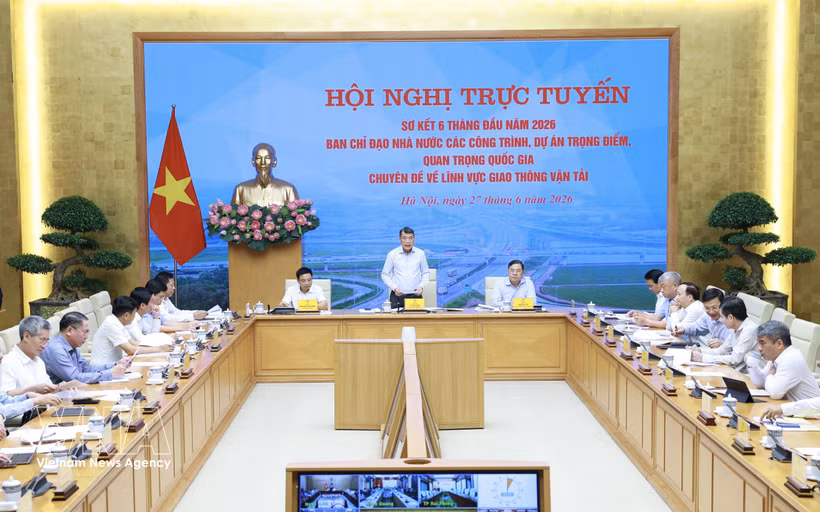 Le Premier ministre Le Minh Hung a présidé la réunion de bilan des six premiers mois de 2026 du Comité directeur d'État chargé des ouvrages et projets nationaux d'importance du secteur des transports. Photo : VNA
