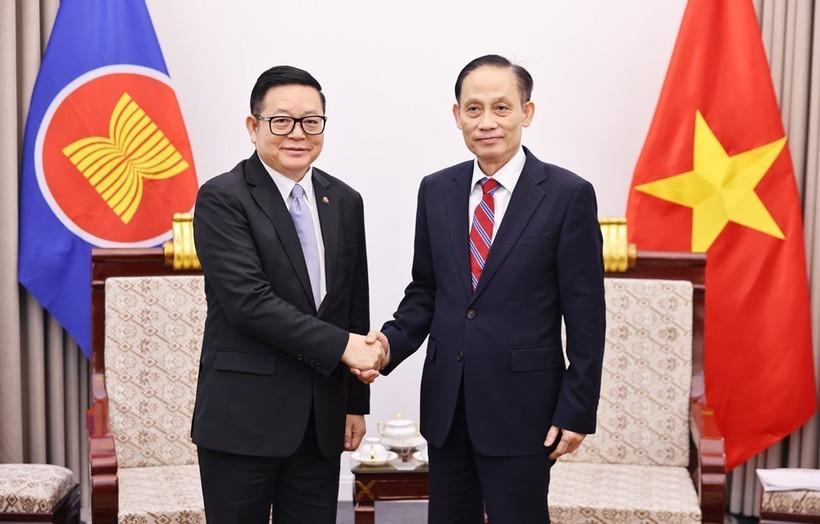 Le Hoai Trung (droite), membre du Comité central du Parti et ministre des Affaires étrangères, a reçu Kao Kim Hourn, secrétaire général de l’ASEAN, à l’occasion de la participation de ce dernier à la 6ᵉ Conférence des ministres de l’ASEAN chargés du numérique. Photo : VNA