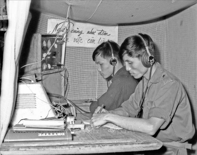 L'opérateur du télégraphe B8 de l'Agence de presse de libération transmet et reçoit des informations. Photo d'archives : VNA
