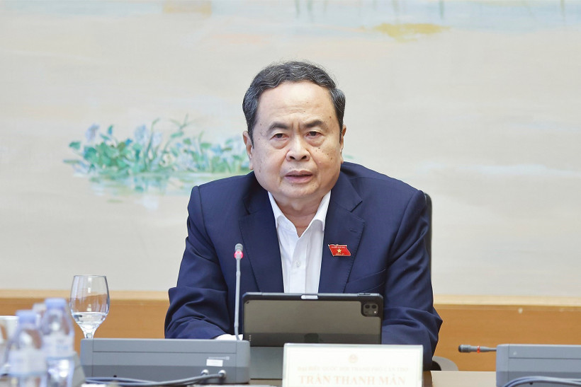 Le président de l’Assemblée nationale, Tran Thanh Man, en débat en groupe. Photo : VNA
