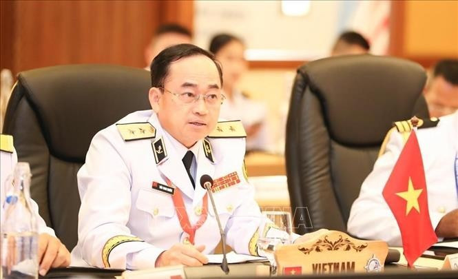 Le vice-amiral Trân Thanh Nghiêm, membre du Comité central du Parti, membre de la Commission militaire centrale et commandant de la Marine populaire du Vietnam, prend la parole lors de cette réunion. Photo : VNA