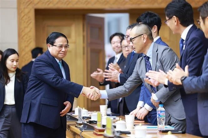 Le Premier ministre Pham Minh Chinh et des représentants d'entreprises japonaises. Photo : VNA