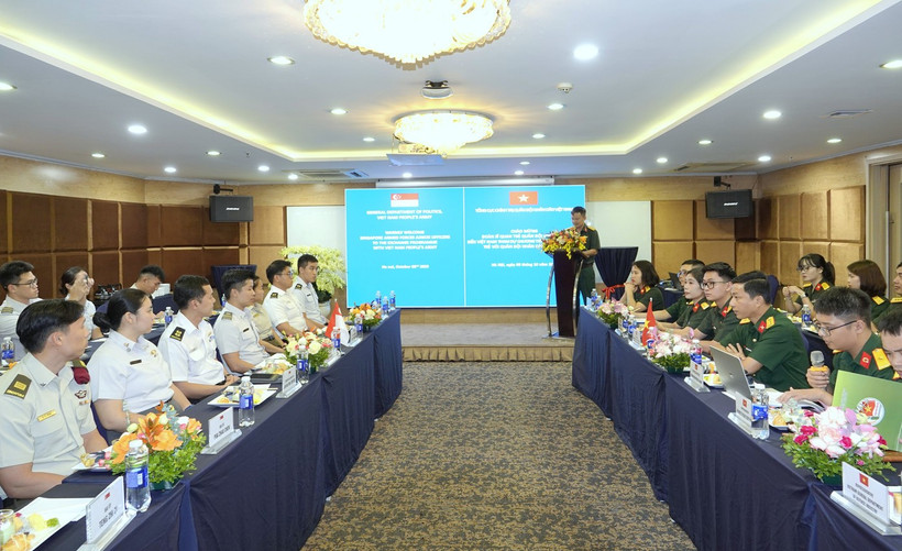 L'échange de vue entre des jeunes officiers Vietnam – Singapour 2025. Photo : VNA