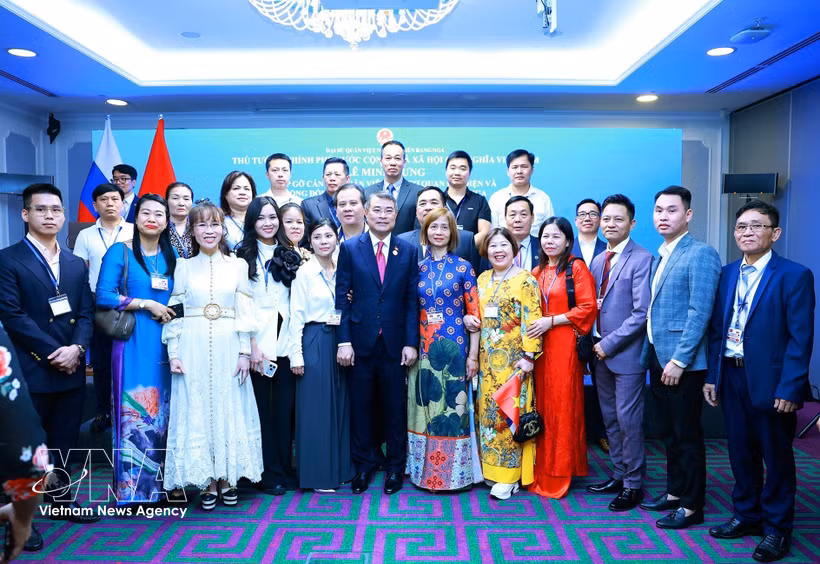 Le Premier ministre Le Minh Hung rencontre la communauté vietnamienne en Russie. Photo : VNA