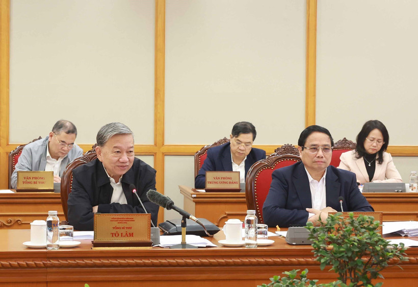 Le secrétaire général du Comité central du Parti, To Lam, préside une réunion sur le perfectionnement du thème spécial sur les percées dans le développement scientifique et technologique, l'innovation et la transformation numérique. Photo : VNA
