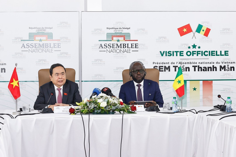 Le président de l’Assemblée nationale du Vietnam Trân Thanh Mân (droite) et le président de l’Assemblée nationale du Sénégal Malick Ndiaye. Photo : VNA