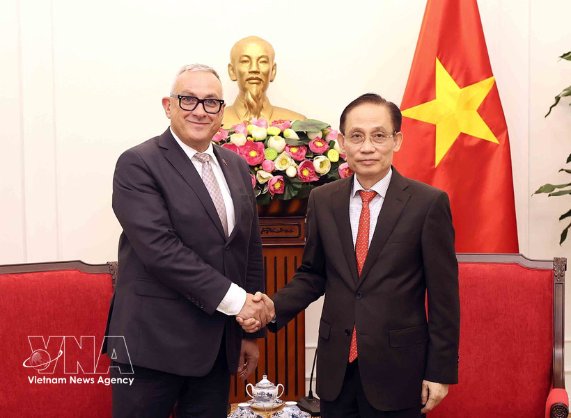 Le ministre des Affaires étrangères Le Hoai Trung (droite) et le commissaire européen aux Partenariats internationaux Jozef Síkela. Photo : VNA