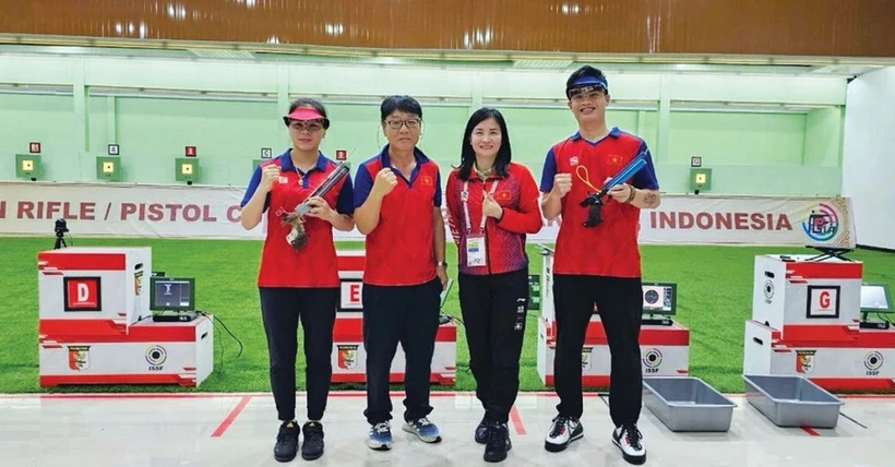 Le duo Pham Quang Huy (1er à droite) et Trinh Thu Vinh (1re à gauche) a remporté l’or au pistolet à air comprimé à 10 m mixte à la Coupe d’Asie 2025. Photo : CTV/CVN 