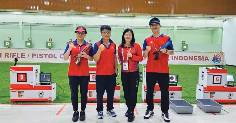 Le duo Pham Quang Huy (1er à droite) et Trinh Thu Vinh (1re à gauche) a remporté l’or au pistolet à air comprimé à 10 m mixte à la Coupe d’Asie 2025. Photo : CTV/CVN 