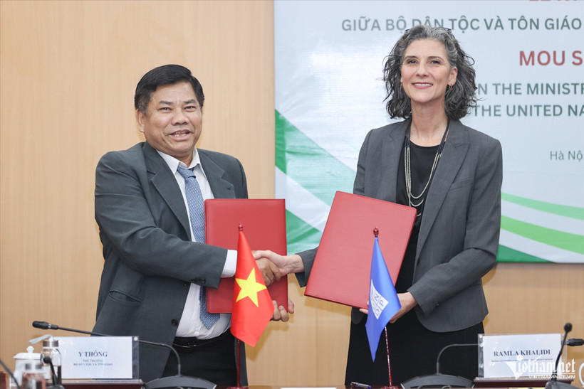 Le vice-ministre des Affaires ethniques et religieuses, Y Thông et Mme Ramla Khalidi, représentante résidente du PNUD au Vietnam signent le protocole d'accord. Photo : VNA