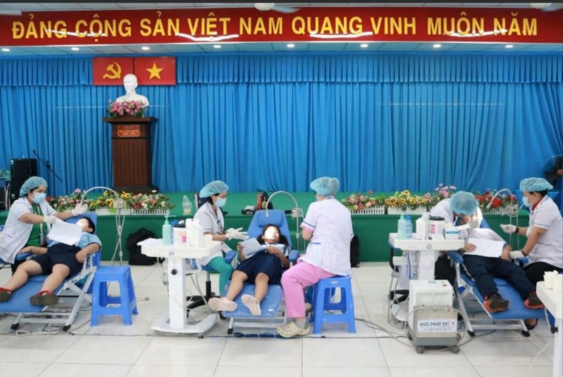 Les chirurgiens-dentistes du centre de santé de l’arrondissement 6 prennent en charge la santé bucco-dentaire des élèves. Photo : Quang Châu/CVN