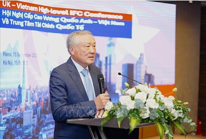 Le vice-Premier ministre permanent Nguyên Hoa Binh prend la parole lors de la conférence. Photo : VNA