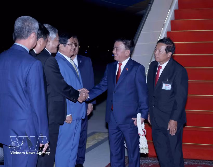 Des dirigeants du Parti du peuple cambodgien accueille Tran Cam Tu et la délégation vietnamienne l'accompagnant à l'aéroport international de Techo. Photo : VNA