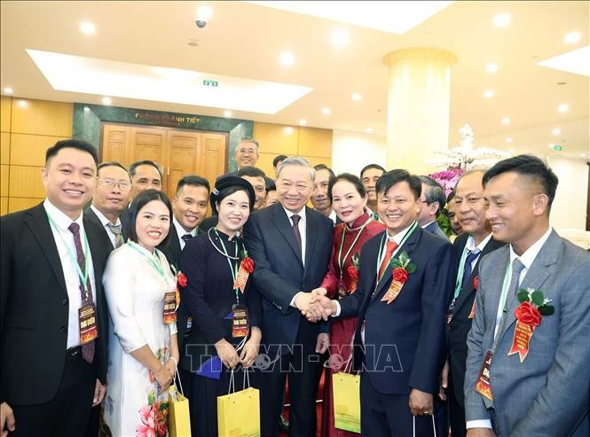 Le secrétaire général du Parti communiste du Vietnam, To Lam et des délégués. Photo : VNA