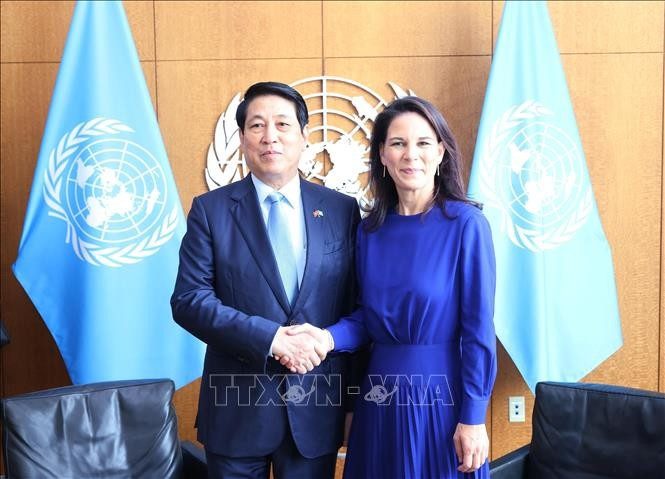 Le président vietnamien Luong Cuong a eu le 24 septembre à midi (heure locale), au siège des Nations unies à) New York, une rencontre avec Mme Annalena Baerbock, présidente de la 80ᵉ session de l’Assemblée générale de l’ONU. Photo : VNA
