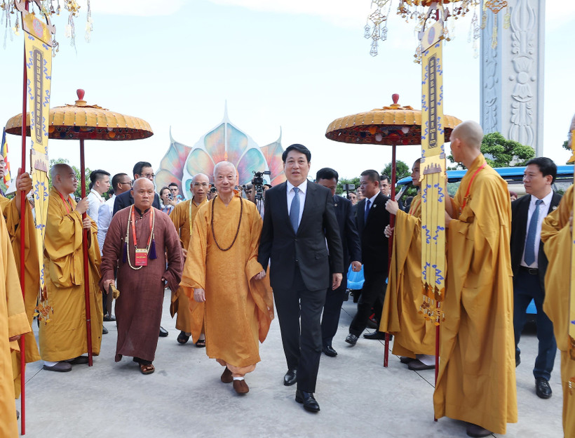 Le président Luong Cuong et le grand Vénérable Thich Tri Quang, patriarche suprême du Conseil de patronage de la Sangha bouddhiste du Vietnam. Photo : VNA