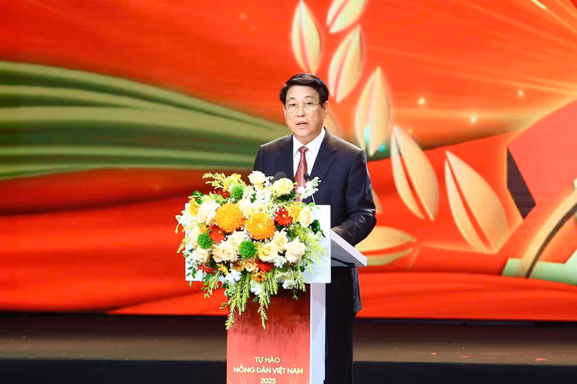 Le président Luong Cuong prend la parole lors de la cérémonie de distinction des agriculteurs vietnamiens exemplaires et des scientifiques du monde rural 2025. Photo : VNA